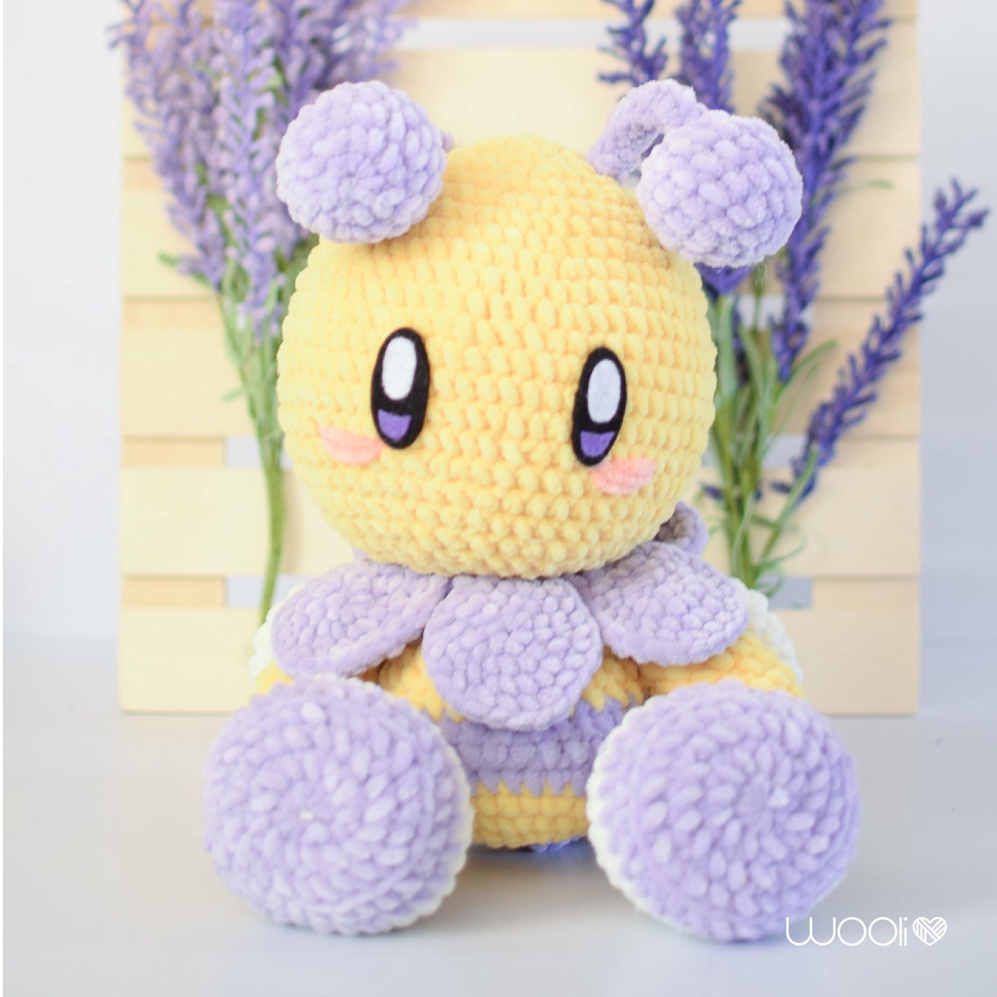 Purpurina Flower Bee PDF Amigurumi Pattern | English and Spanish